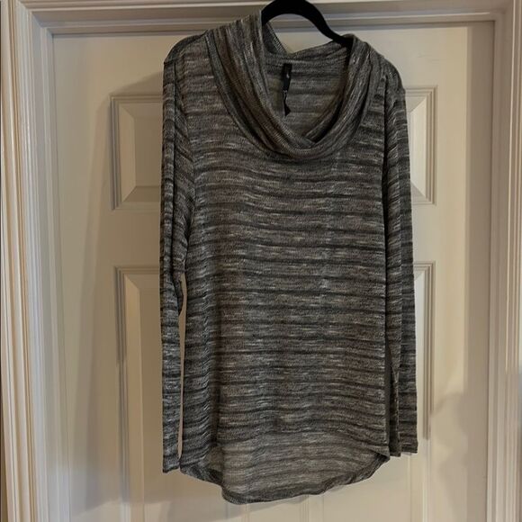 Jessica Simpson Green Blouse with Cowl Neck and Long Sleeves - Picture 1 of 8